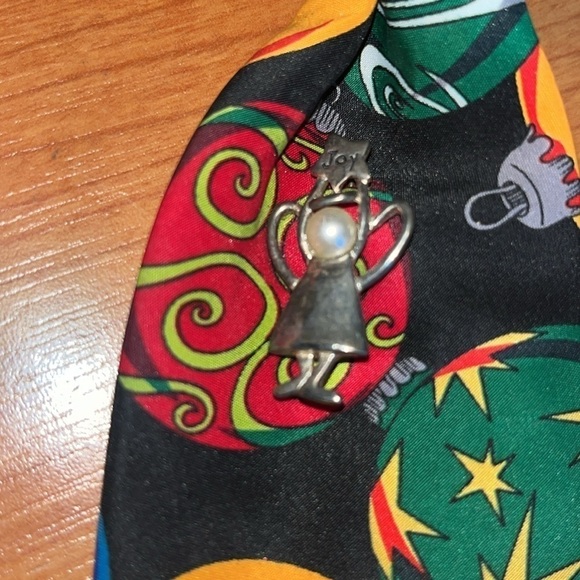 Handmade men’s holiday tie with pins - Picture 5 of 7